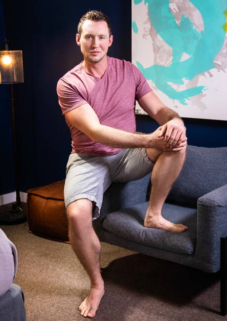 Dwóch amerykańskich facetów, krzepki facet Pierce Paris i umięśniony Johnny Donovan uprawiają dobry seks analny