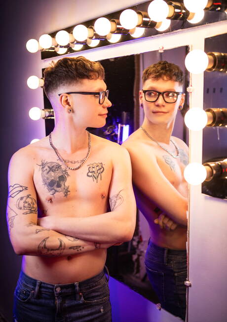 Il duro Dex Parker e il ragazzo canadese Marco Bianchi in una bollente azione di sesso anale