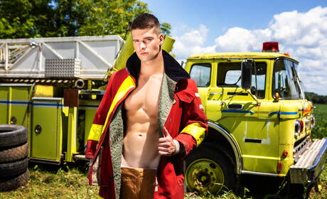 Seksowni faceci Skyy Knox, William Seed i Malik Delgaty uprawiają gorący seks w trójkącie na świeżym powietrzu