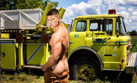 性感男模Skyy Knox、William Seed和Malik Delgaty在戶外享受火辣的三人性愛