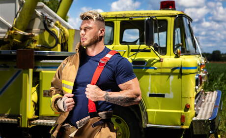 Seksowni faceci Skyy Knox, William Seed i Malik Delgaty uprawiają gorący seks w trójkącie na świeżym powietrzu