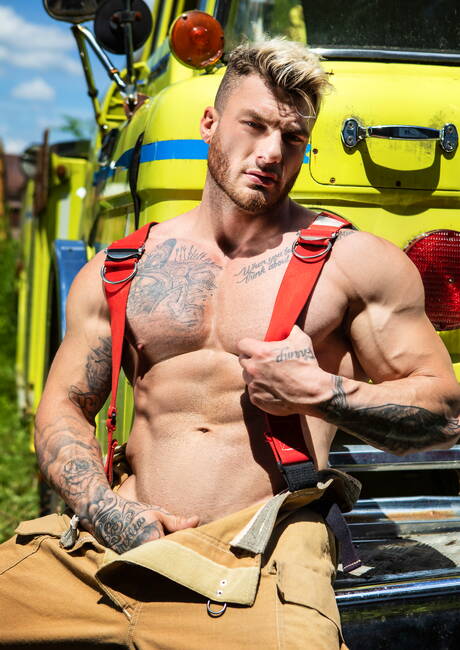 Men.com: Sexy guys Skyy Knox, William Seed and Malik Delgaty have a hot 3some sex outdoor