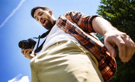 Seksowni faceci Skyy Knox, William Seed i Malik Delgaty uprawiają gorący seks w trójkącie na świeżym powietrzu