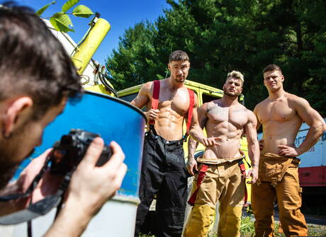 Seksowni faceci Skyy Knox, William Seed i Malik Delgaty uprawiają gorący seks w trójkącie na świeżym powietrzu