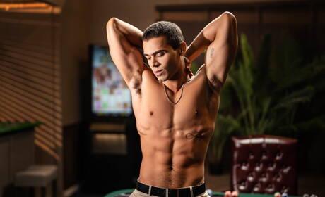 プエルトリコのマッチョ、アシュトン・サマーズとアメリカのイケメン、フィン・ハーディングが熱いカップルシーンを披露