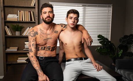 美國小夥 Joey Mills 和法國帥哥 Chris Damned 在吸吮雞巴後操了屁股