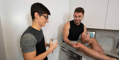 Heiße Amerikaner, der haarige Bär Blaze Austin und der harte Kerl Aiden Ward in einer heißen homosexuellen Szene in der Küche