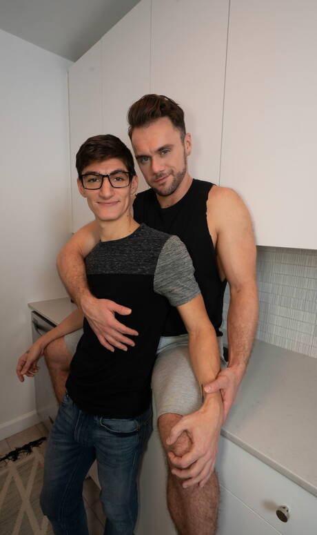 Heiße Amerikaner, der haarige Bär Blaze Austin und der harte Kerl Aiden Ward in einer heißen homosexuellen Szene in der Küche