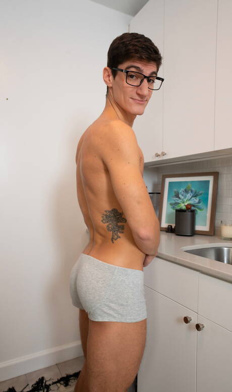 Heiße Amerikaner, der haarige Bär Blaze Austin und der harte Kerl Aiden Ward in einer heißen homosexuellen Szene in der Küche