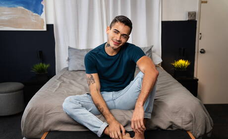 拉丁帥哥 Ashton Summers 和美國健壯 Finn Harding 上演熱辣情侶戲