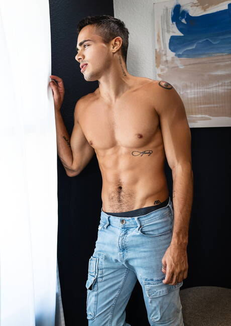 Men.com: Latin hunky guy Ashton Summers and american beefy Finn Harding have a hot couple scene