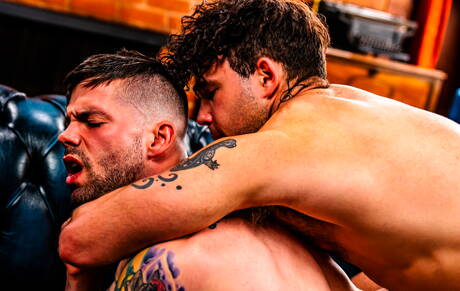 Hübsche amerikanische Jungs, starker Bulle Joseph Castlian und Otter Julian Brady haben sich am Pool gegenseitig geknallt