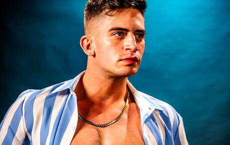 Americanos famosos, o robusto Trevor Brooks e o musculoso Tristan Hunter fodem a bunda depois de chupar um pau do lado de fora