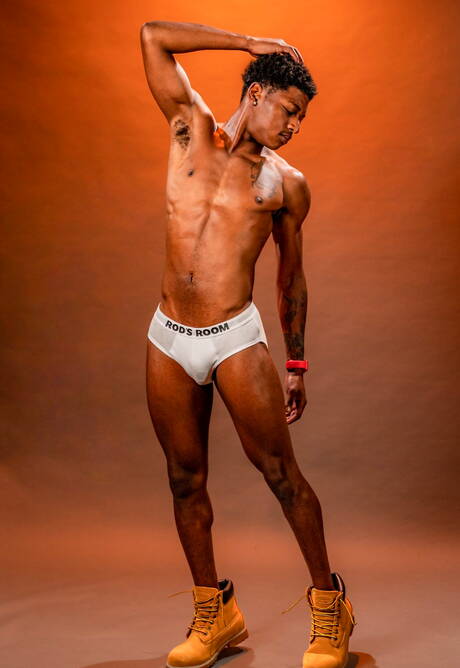 Deux garçons américains musclés Ty Santana et le culturiste Shane Cook dans une relation interraciale en extérieur