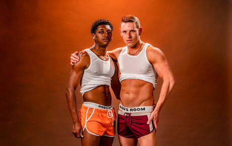 Deux garçons américains musclés Ty Santana et le culturiste Shane Cook dans une relation interraciale en extérieur