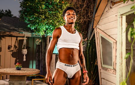 Deux garçons américains musclés Ty Santana et le culturiste Shane Cook dans une relation interraciale en extérieur