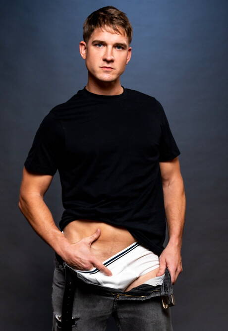 Rods Room: Two american boys superstud Brandon Anderson and hunky guy Elliot Finn fuck after dick sucking at the pool