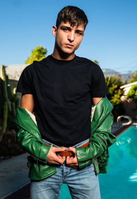 Dois garotos americanos, o super garanhão Brandon Anderson e o bonitão Elliot Finn, transando depois de chupar um pau na piscina