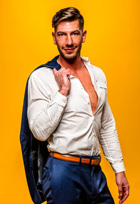 Die netten amerikanischen Kumpel Nico Coopa und Jordan Starr sind gut gebaut und ficken sich nach einem Blowjob im Pool in den Arsch.