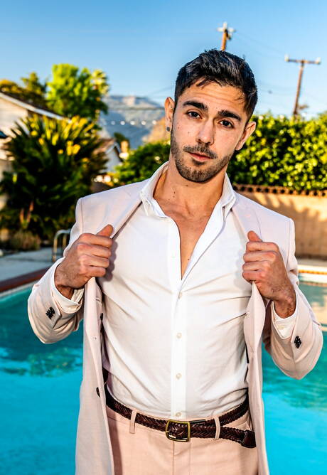 Die netten amerikanischen Kumpel Nico Coopa und Jordan Starr sind gut gebaut und ficken sich nach einem Blowjob im Pool in den Arsch.