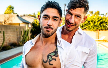 Die netten amerikanischen Kumpel Nico Coopa und Jordan Starr sind gut gebaut und ficken sich nach einem Blowjob im Pool in den Arsch.