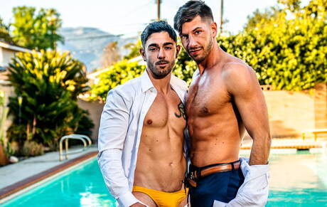 Die netten amerikanischen Kumpel Nico Coopa und Jordan Starr sind gut gebaut und ficken sich nach einem Blowjob im Pool in den Arsch.