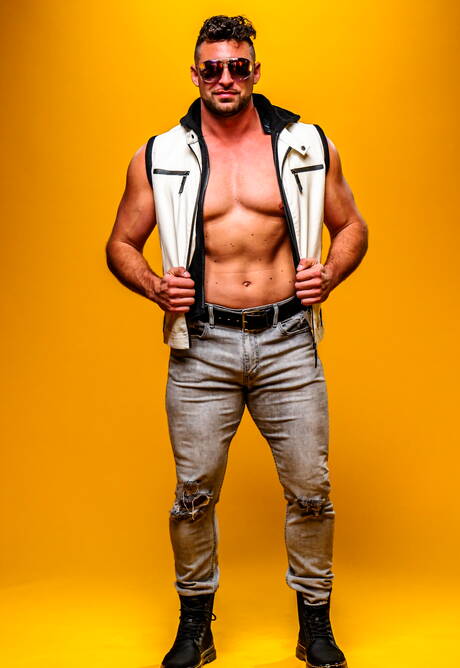 Il bel ragazzo americano Dalton Riley e il toro forte Lucca Mazzi in un