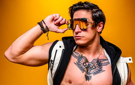 Heiße amerikanische Jungs, der große Dalton Riley und der starke Bulle Lucca Mazzi, bei heißer homosexueller Action im Pool