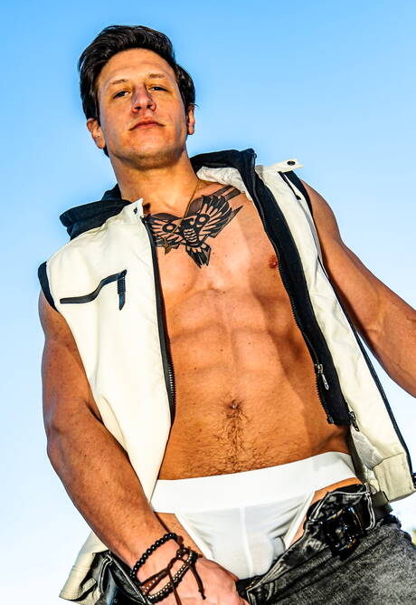 Heiße amerikanische Jungs, der große Dalton Riley und der starke Bulle Lucca Mazzi, bei heißer homosexueller Action im Pool