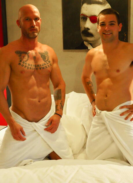 Il fusto americano Johnny Rapid e il fusto Vin Roxx si succhiano e si scopano a vicenda