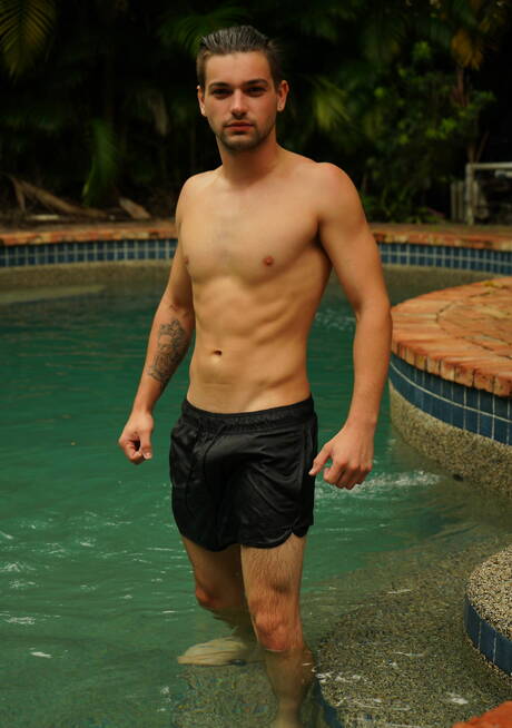 ハンサムなアメリカ人男性ジョニー・ラピッドとたくましい体格のジョニー・バンデラがプールで愛し合っている