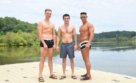 Der attraktive Amerikaner Johnny Rapid und Parker Hayes ficken sich in den Arsch, nachdem sie am Pool Schwänze gelutscht haben