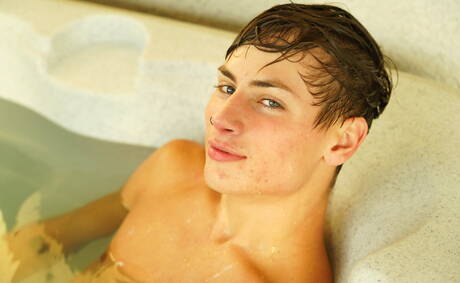 Amerikaanse spierbundel Johnny Rapid en jonge Cyrus Stark in hete anale seks bij het zwembad