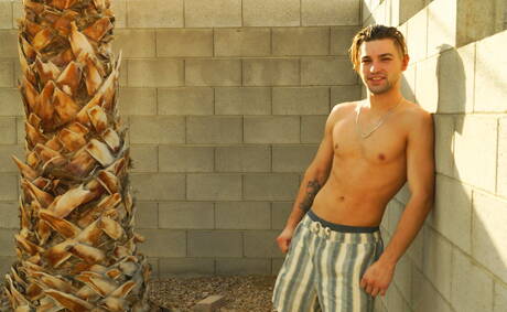 アメリカのマッチョなジョニー・ラピッドと若いサイラス・スタークがプールで熱いアナルセックスをする