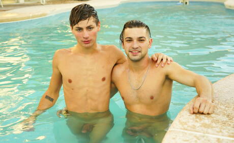 アメリカのマッチョなジョニー・ラピッドと若いサイラス・スタークがプールで熱いアナルセックスをする