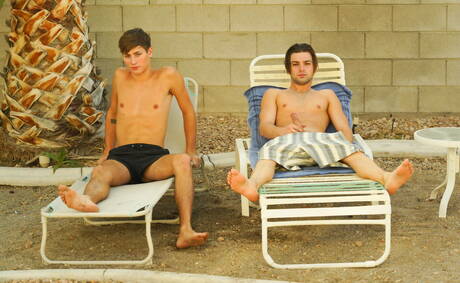 アメリカのマッチョなジョニー・ラピッドと若いサイラス・スタークがプールで熱いアナルセックスをする