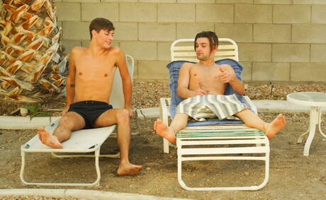 アメリカのマッチョなジョニー・ラピッドと若いサイラス・スタークがプールで熱いアナルセックスをする