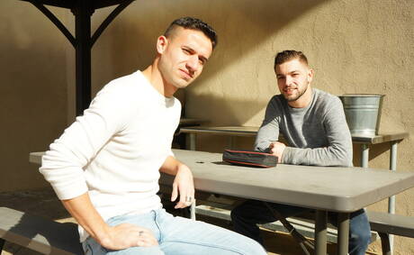 Sexy Amerikaner, der kräftige Johnny Rapid und der schöne Vinny Blackwood bohren draußen einen Arsch