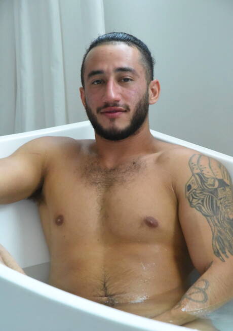 Bezczelni chłopcy Johnny Rapid, Jax Thirio i Xavier Cox uprawiają dobry seks w trójkącie w wannie