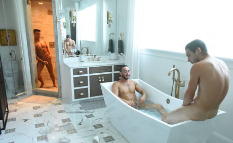 Bezczelni chłopcy Johnny Rapid, Jax Thirio i Xavier Cox uprawiają dobry seks w trójkącie w wannie