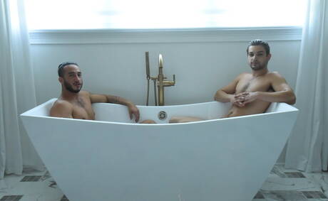 Johnny Rapid: 뻔뻔한 남자들 Johnny Rapid, Jax Thirio, Xavier Cox가 욕조에서 3인조 섹스를 즐긴다