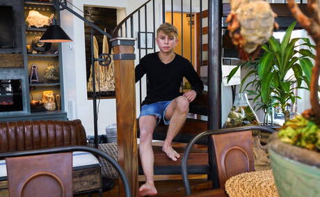 Gorący amerykańscy faceci, umięśnieni Johnny Rapid i młodzieniec Daniel Hausser ruchają się po ssaniu kutasa