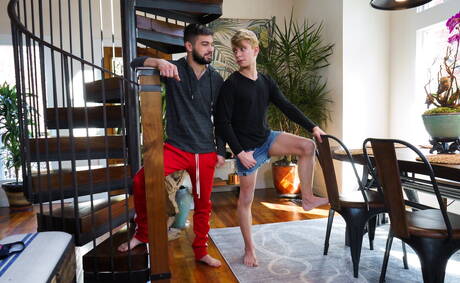 Gorący amerykańscy faceci, umięśnieni Johnny Rapid i młodzieniec Daniel Hausser ruchają się po ssaniu kutasa