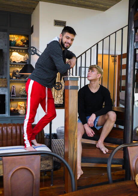 Gorący amerykańscy faceci, umięśnieni Johnny Rapid i młodzieniec Daniel Hausser ruchają się po ssaniu kutasa