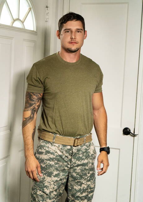 Der muskulöse Amerikaner Johnny Rapid und der Hengst Jonah Reeves ficken nach dem Schwanzlutschen