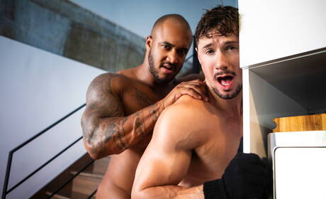 加拿大硬漢Skyy Knox和黑人帥哥Jason Vario進行熱跨種族屁股性交