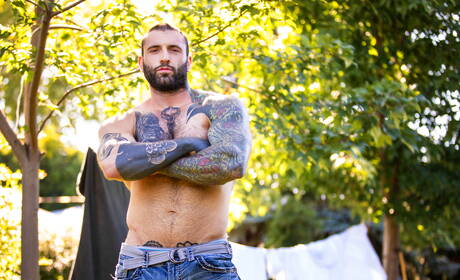 加拿大熊Markus Kage和加拿大年輕人Benjamin Blue在戶外享受激情性愛