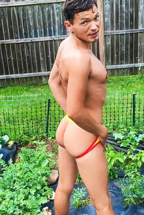 Le costaud Bruno Cartella et le musclé Ty Shine ont une relation sexuelle interraciale torride en extérieur