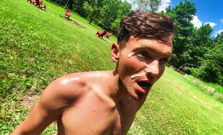 Le costaud Bruno Cartella et le musclé Ty Shine ont une relation sexuelle interraciale torride en extérieur