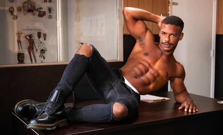 El simpático galán americano Adrian Hart y el joven Joey Mills en una caliente follada anal interracial